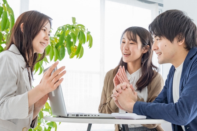 説明を聞く若い夫婦