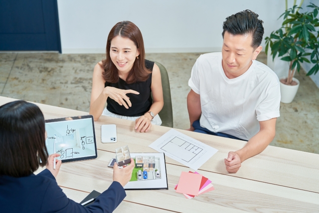 不動産購入の相談をする夫婦