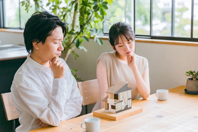 不動産で悩む夫婦