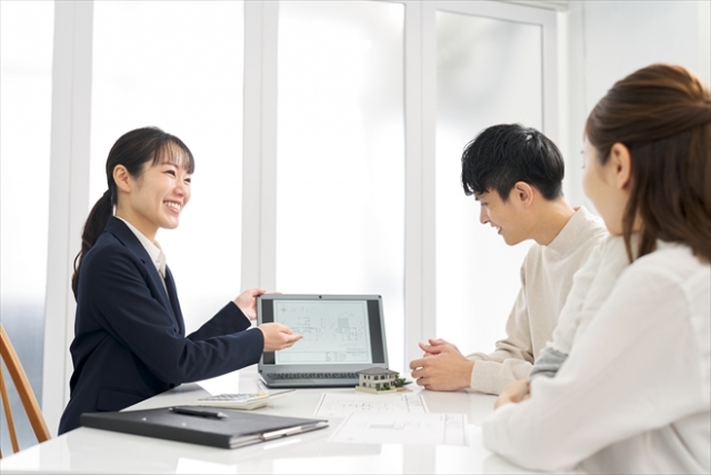 不動産の案内をする女性