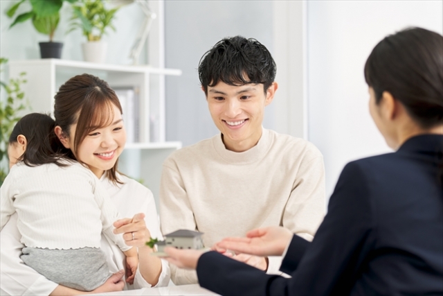 不動産購入を検討する夫婦