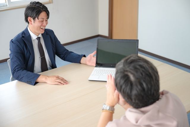 商談する男性
