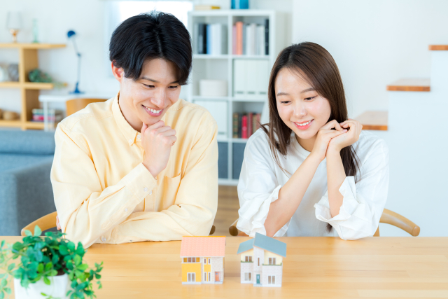 不動産について相談する夫婦